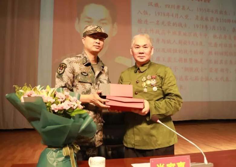 "我终于爬回了.