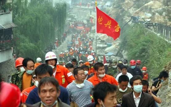 2008年的汶川地震,成都军区某位军长,猛的从凳子上站了起来,厉声训斥