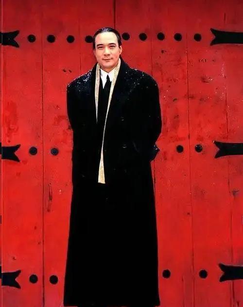 徐少强说:"跟周星驰拍那个苏乞儿时,有一场戏我身上装了60多个爆破,他