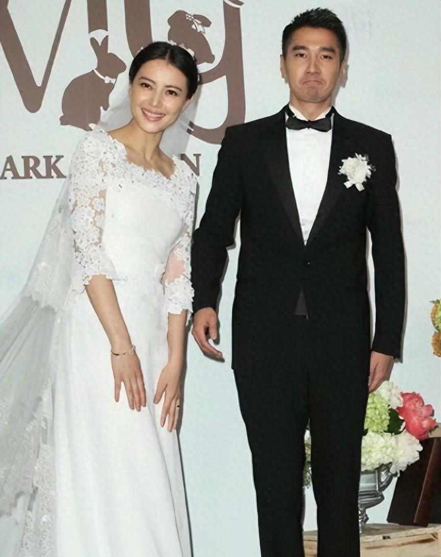 高圆圆赵又廷参加好友婚礼,夫妻俩甜蜜对视,结婚10年恩爱如初