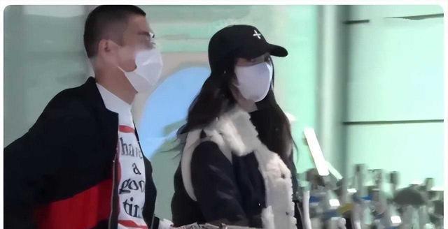 42岁柳岩恋情曝光!多次带男友回家感情好,男方肤色黝黑烟瘾大