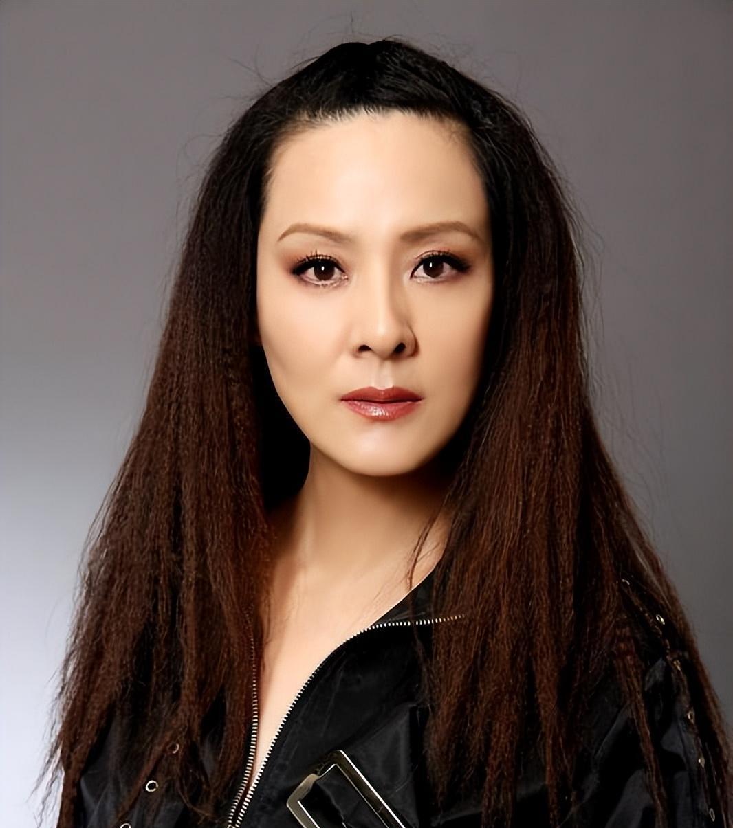 李萍冲击金爵奖影后!她的两任丈夫都是演员,丧偶后担心女儿婚恋