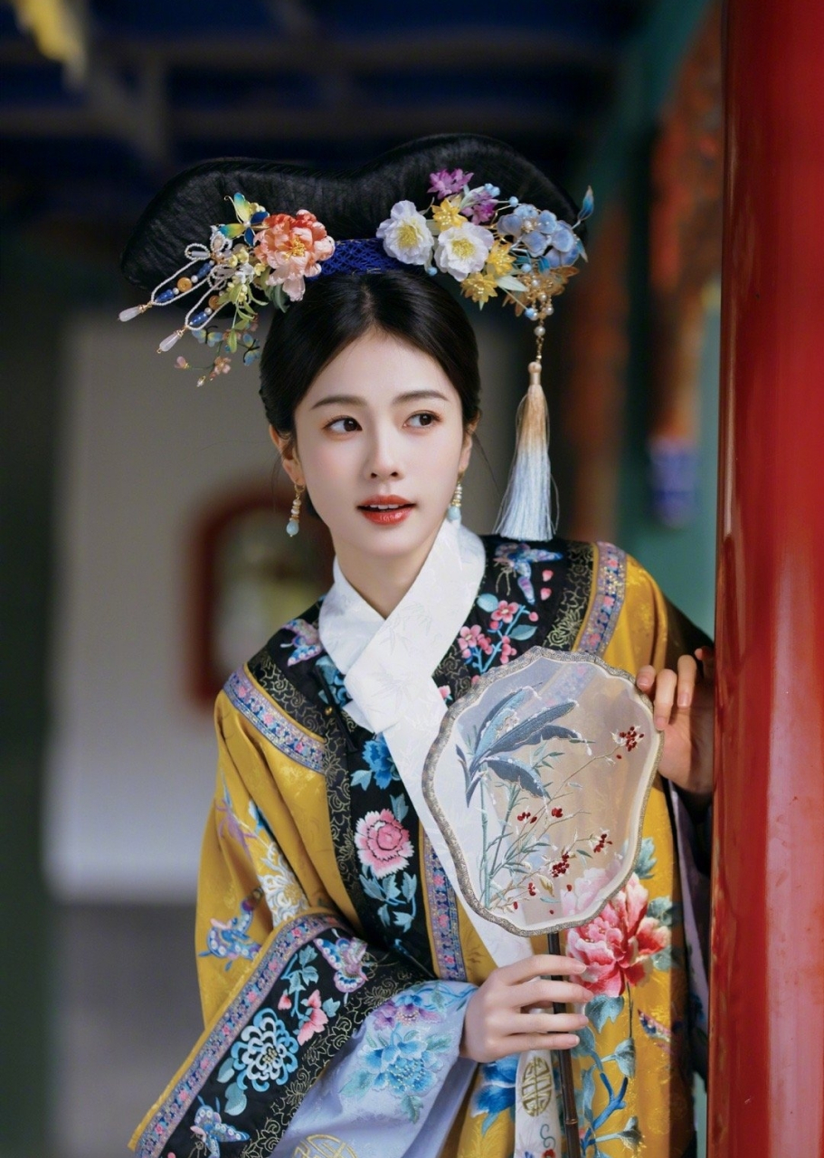 白鹿清装造型好惊艳,温婉端庄的清宫美人,好想看她出演一部清宫剧.