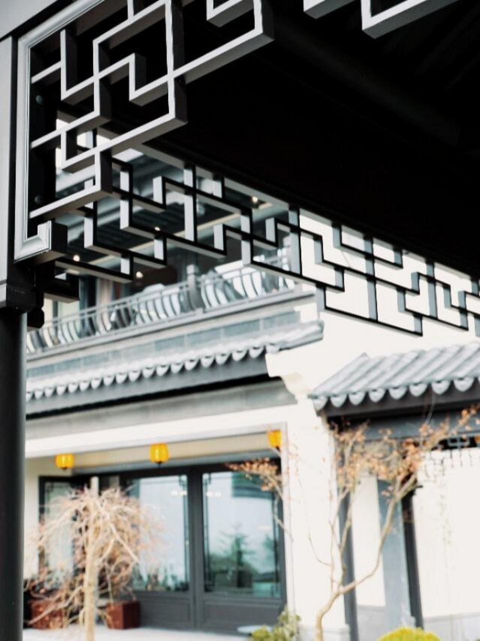 中国古建筑之美-挂落 挂落是中国传统建筑中梁枋下,柱子两侧的一种