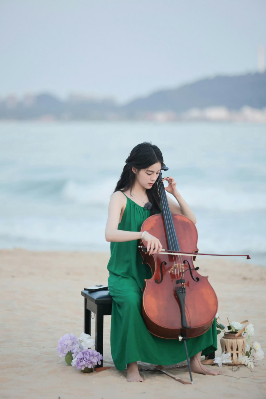 欧阳娜娜海边拉大提琴#明星生图大赏