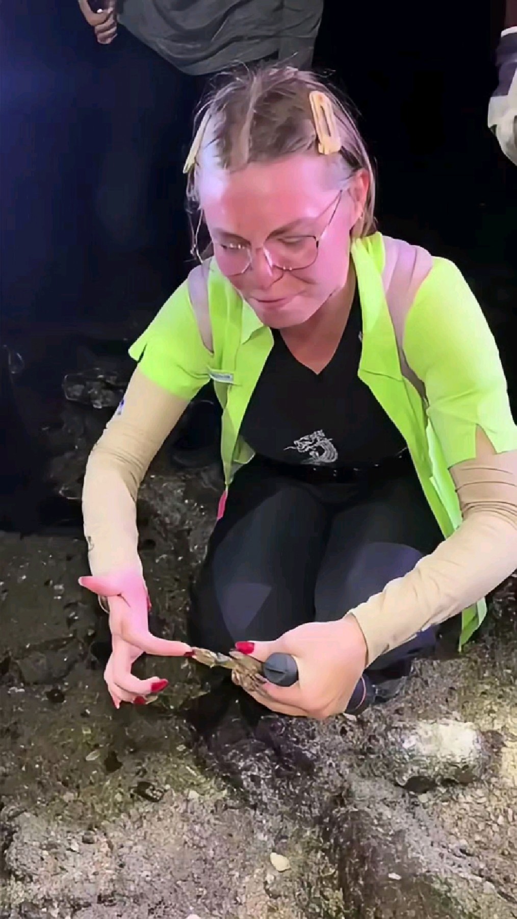 美女被小乌龟咬手指头,疼得嗷嗷叫