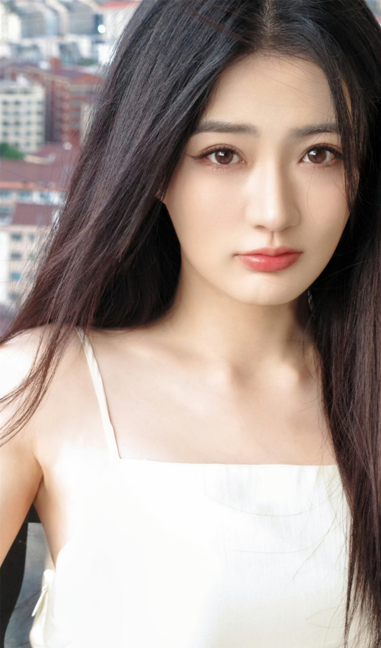 徐璐,白色吊带连衣裙,怼脸拍也清新!