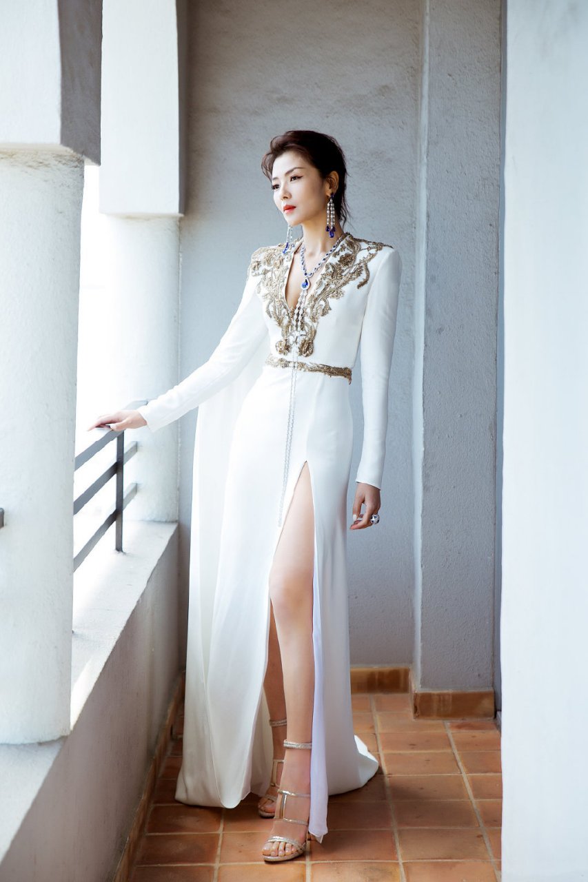 刘涛的一字带高跟鞋,她的步伐如同舞蹈,轻盈而优美,每一步都充满诗意.