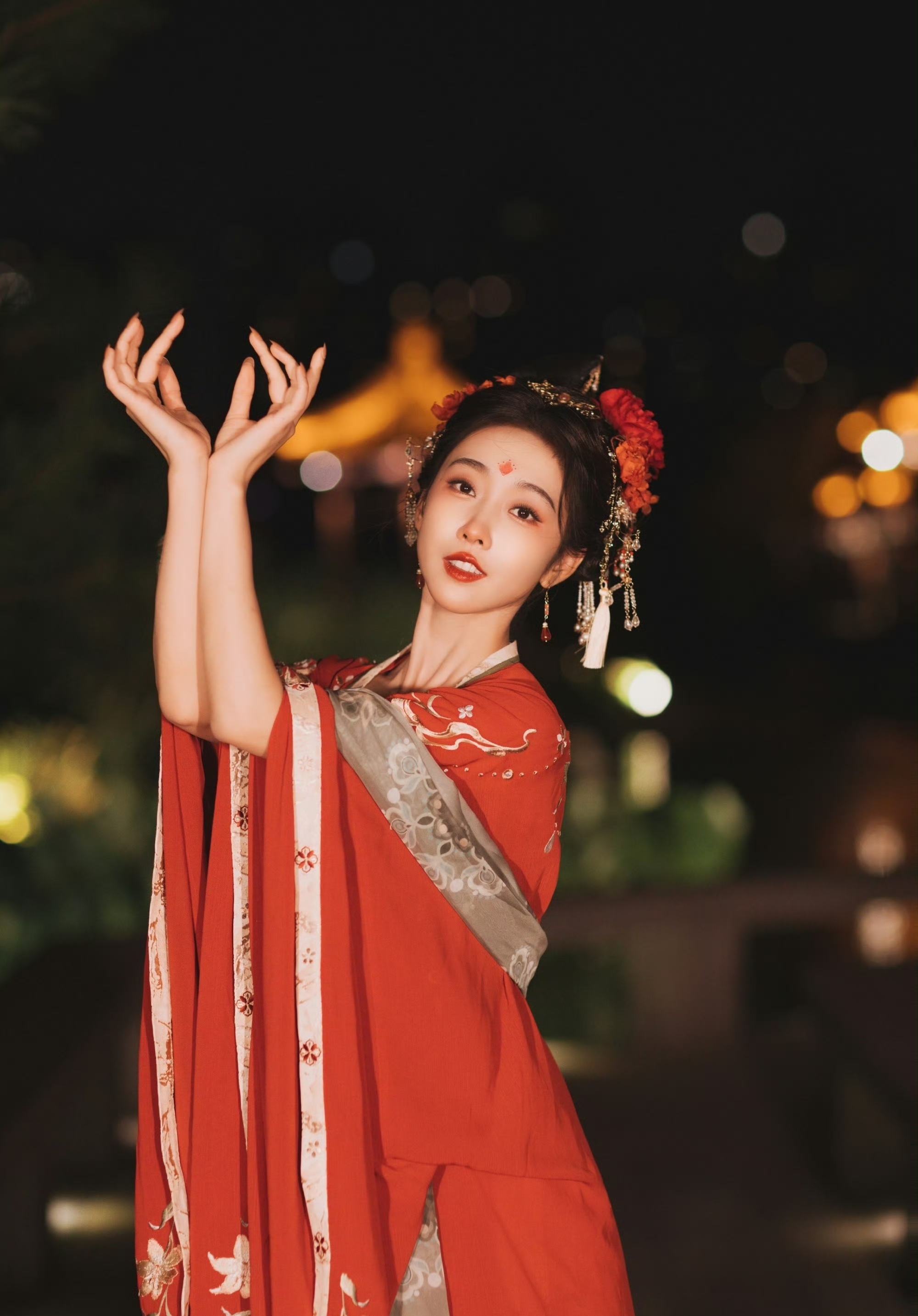 宣璐,一袭古装红衣,美美美!