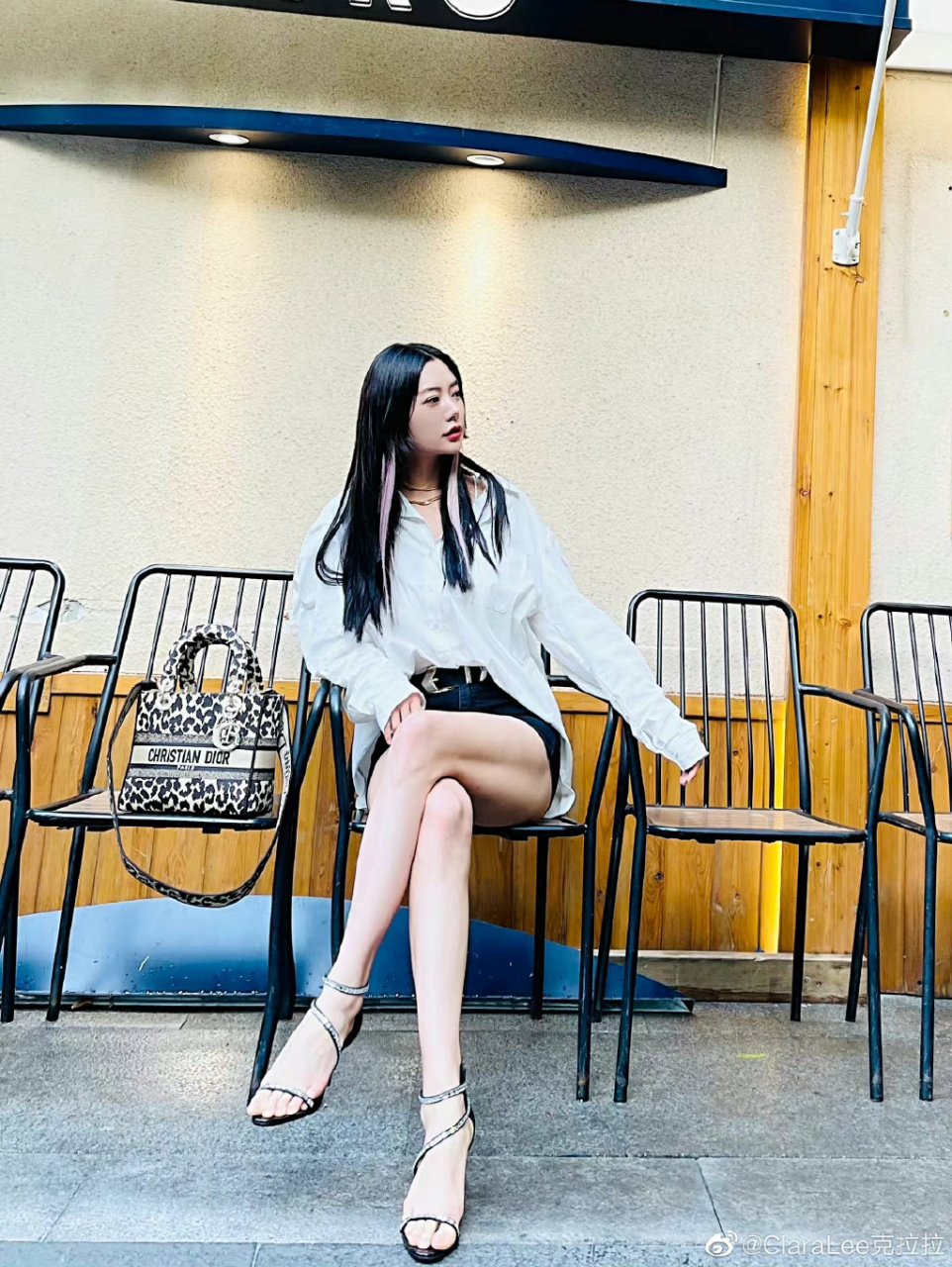 claralee李成敏的气质,犹如一幅画卷,静谧而美丽.