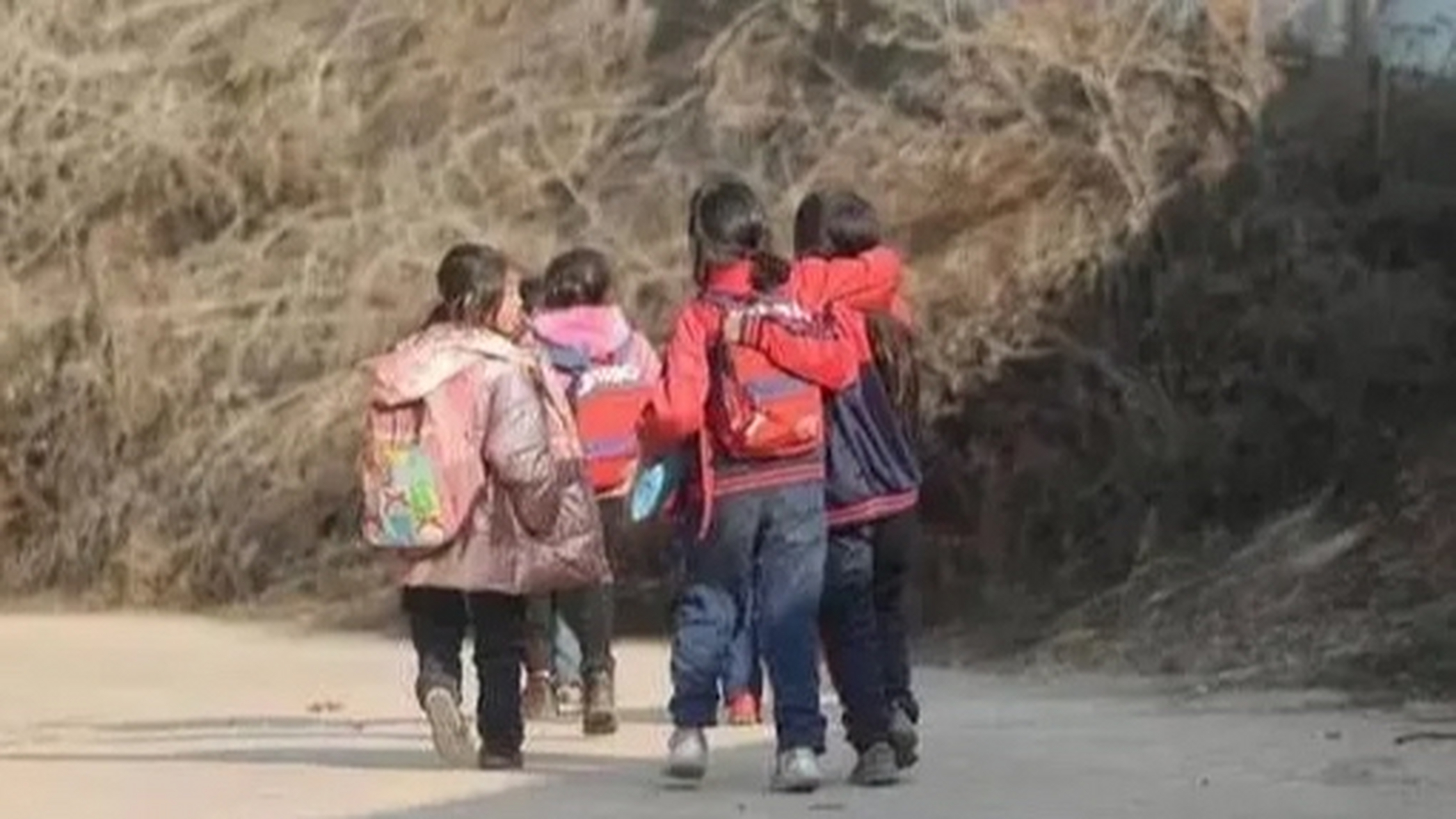 受商业利益驱使,一些研学机构会将大凉山的孩子包装为"寻求支教老师的