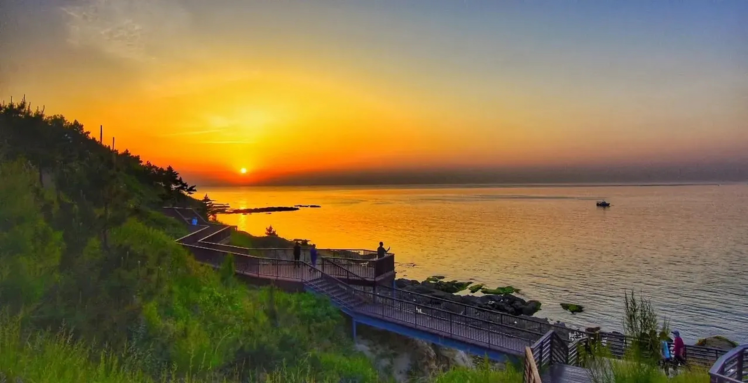 偶作～夏日威海(新韵) 晚霞浩淼海天齐,渔舟炊烟向东移 浪涛拍岸海鸥