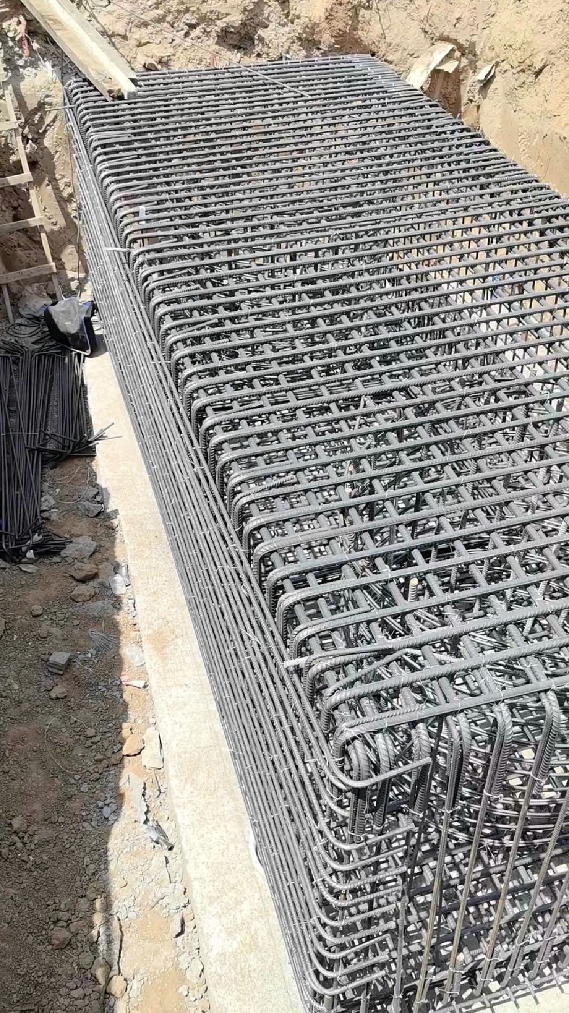 建个桥柱这需要多少钢筋啊,一个柱子估计够在县城的首付了吧