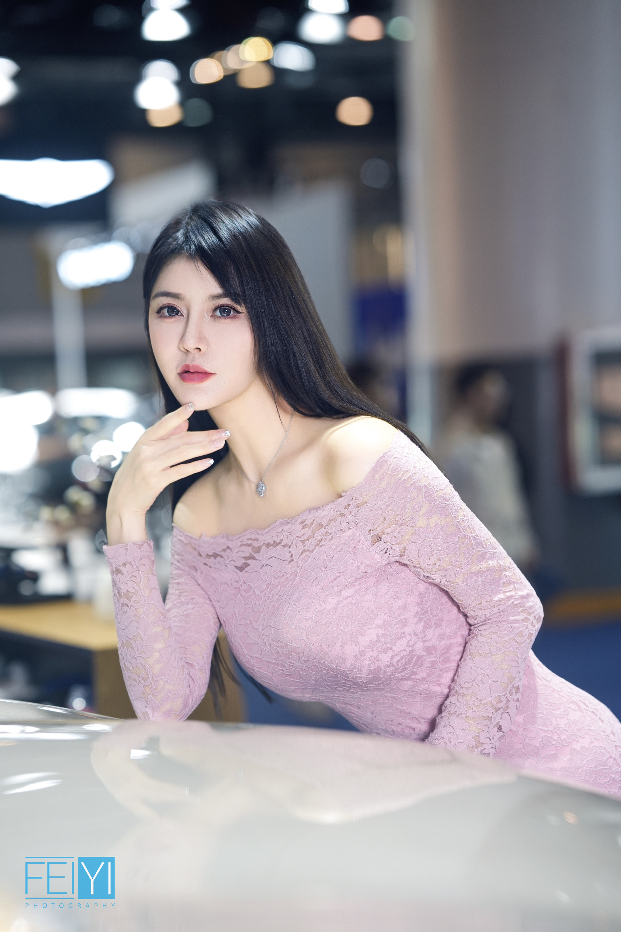 气质美女化身车模美女