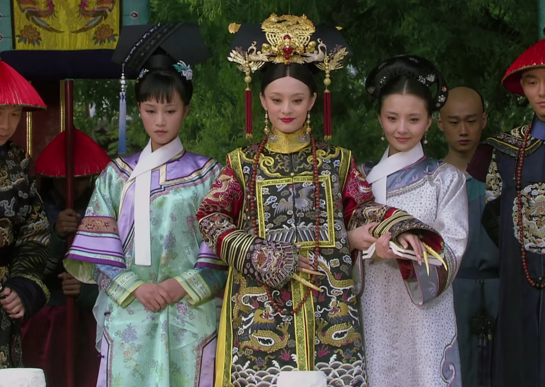 《甄嬛传》的细节考究,甄嬛封莞妃和熹妃的头饰一模一样.