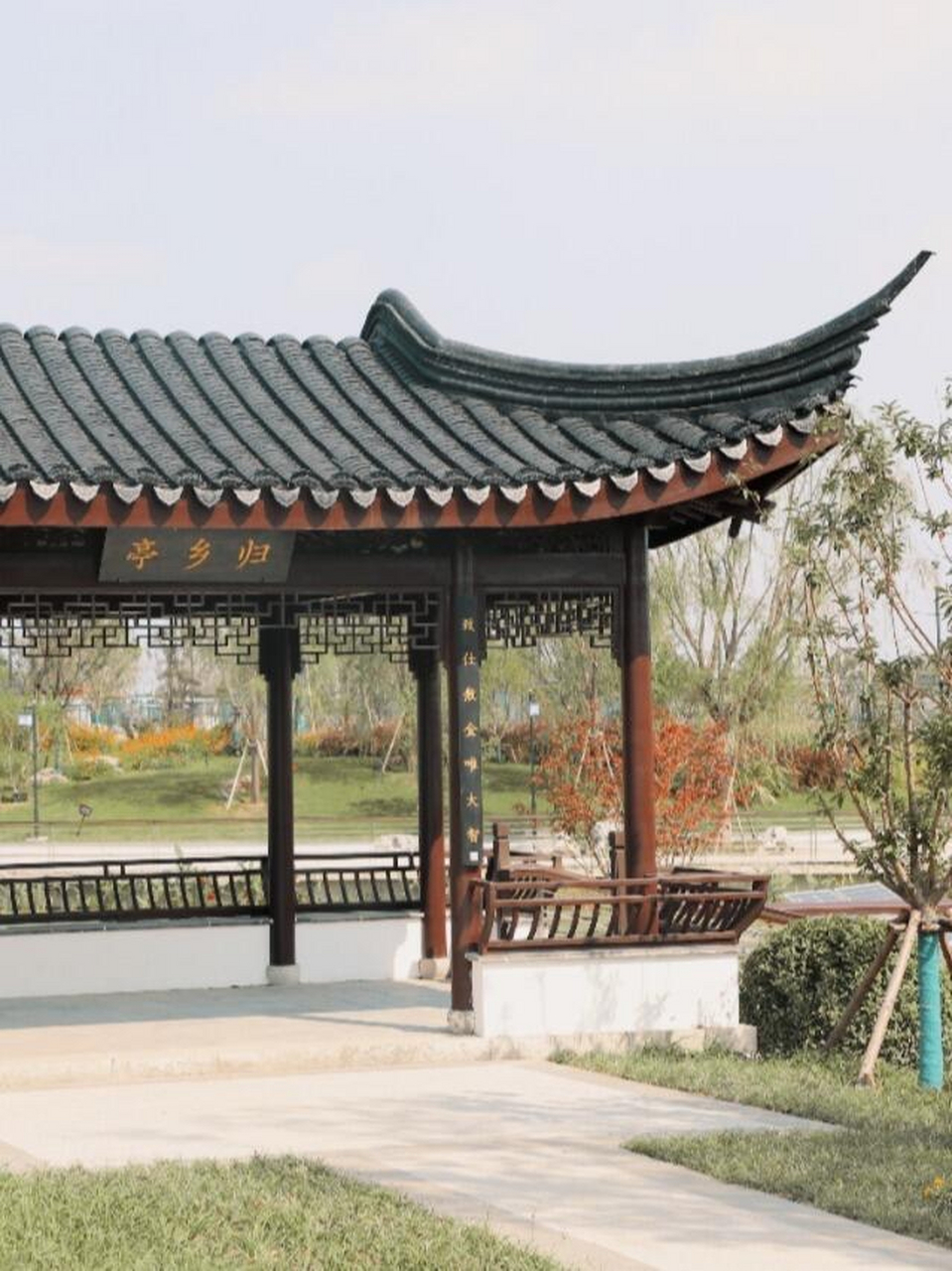 中国古建筑之美-挂落 挂落是中国传统建筑中梁枋下,柱子两侧的一种