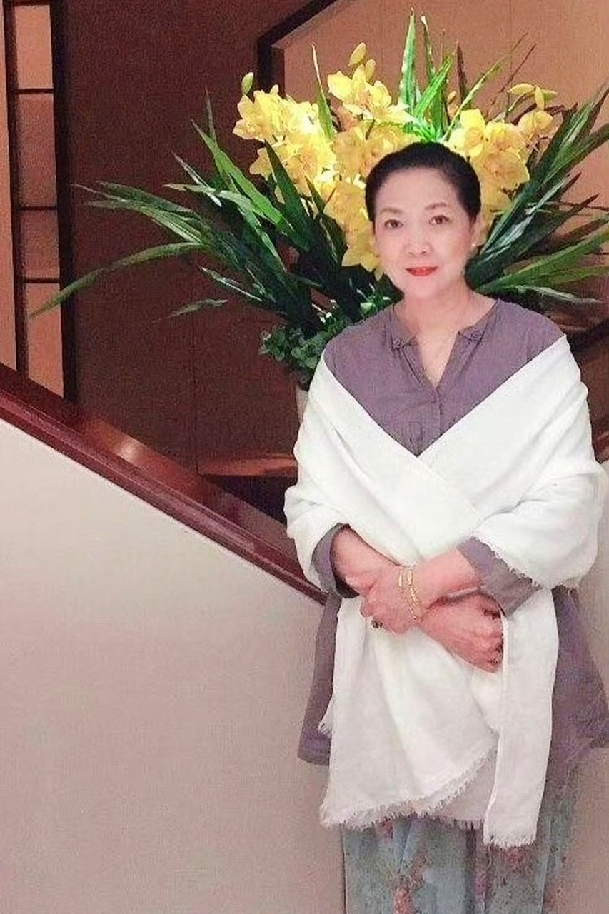 六十四岁的沈丹萍,以六十四岁的容貌,在家中享受六十四的安静生活!