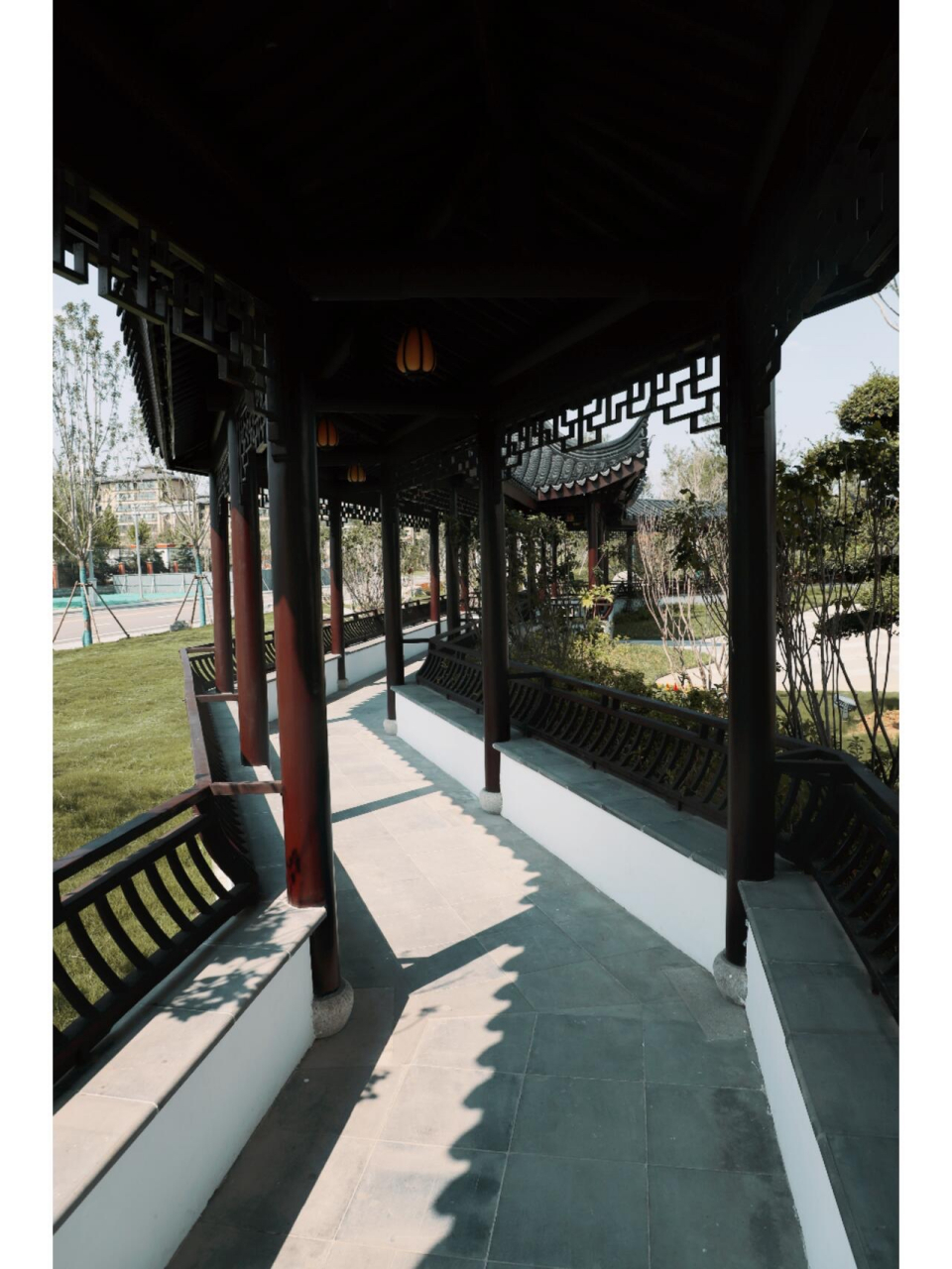 中国古建筑之美-挂落 挂落是中国传统建筑中梁枋下,柱子两侧的一种