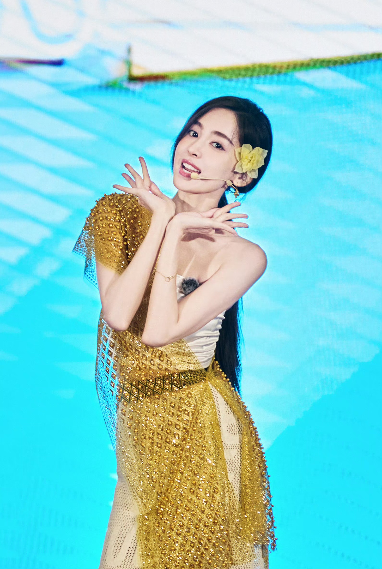 古力娜扎,白色抹胸搭配高腰裙,清新自然可爱!