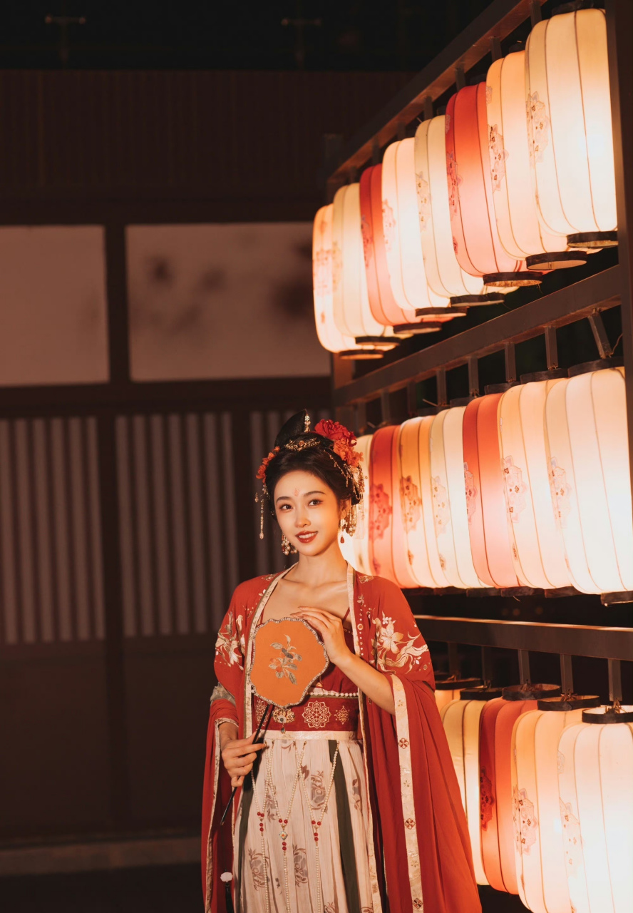 宣璐,一袭古装红衣,美美美!