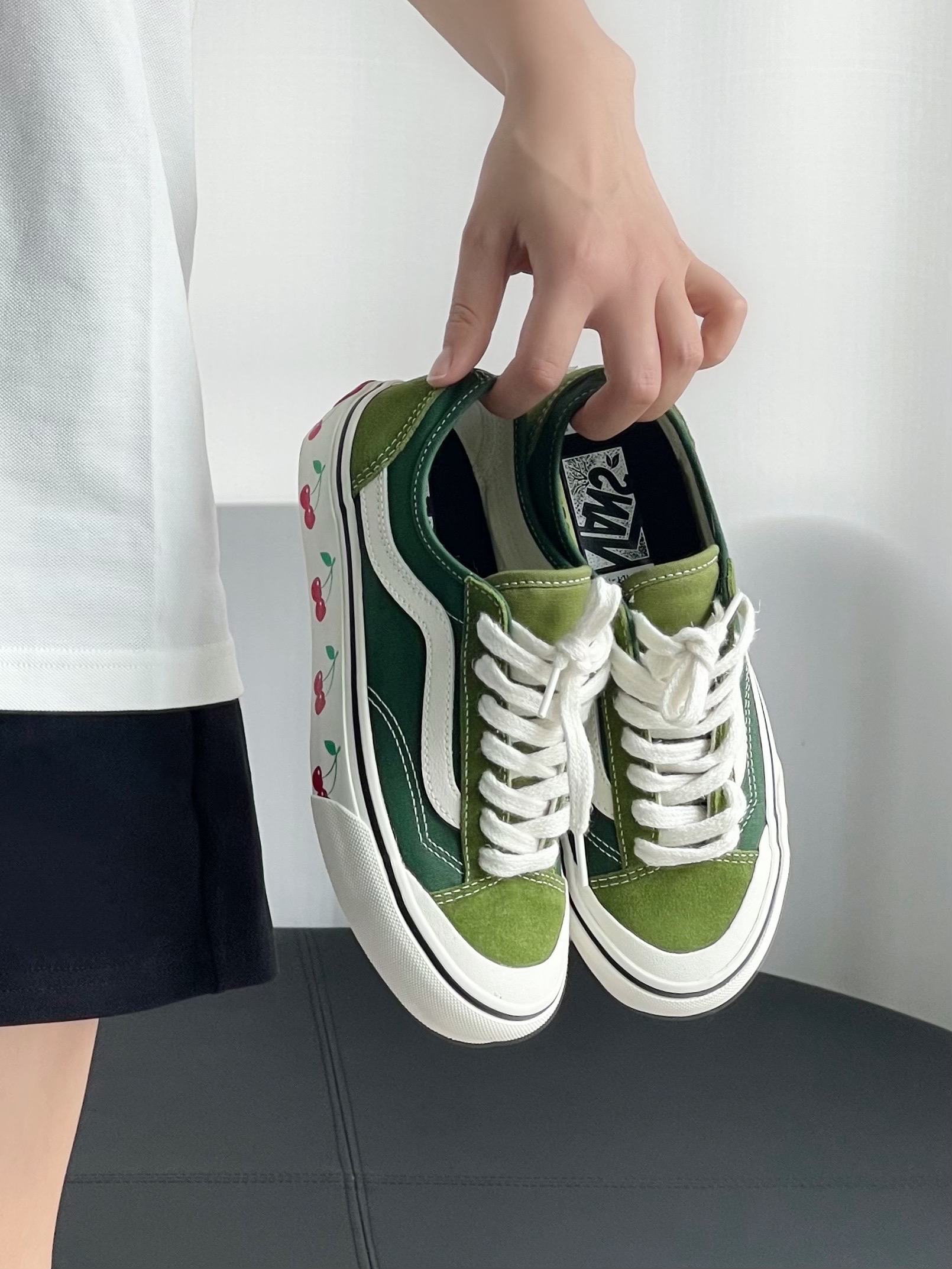 vans 的脚感其实我一直不太喜欢 后跟都会有些硬 但这双我感觉就