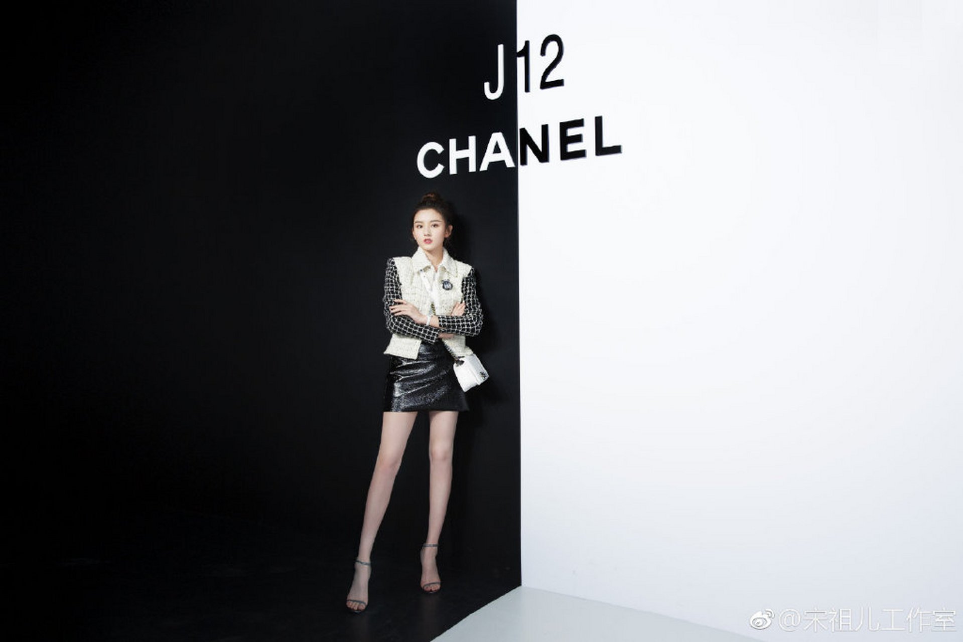 宋祖儿长腿一字带高跟鞋,如同夜空中的明星,闪耀动人.