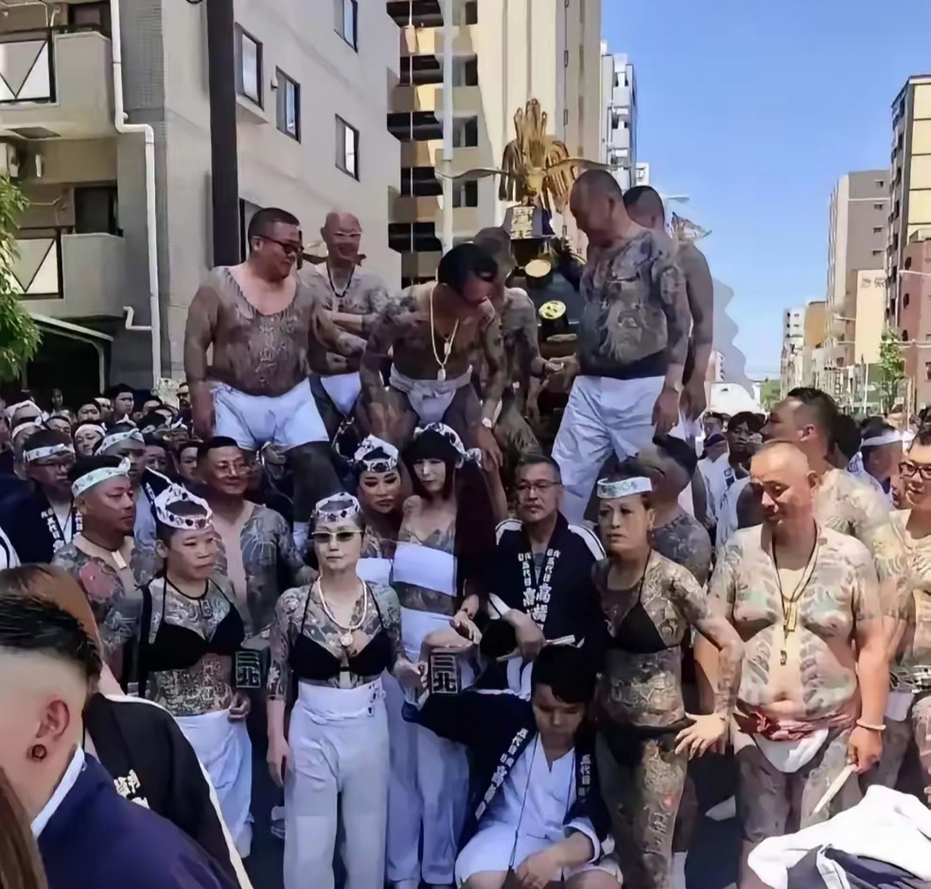 日本黑帮中还有这么多女的,并且每个人都纹了身.