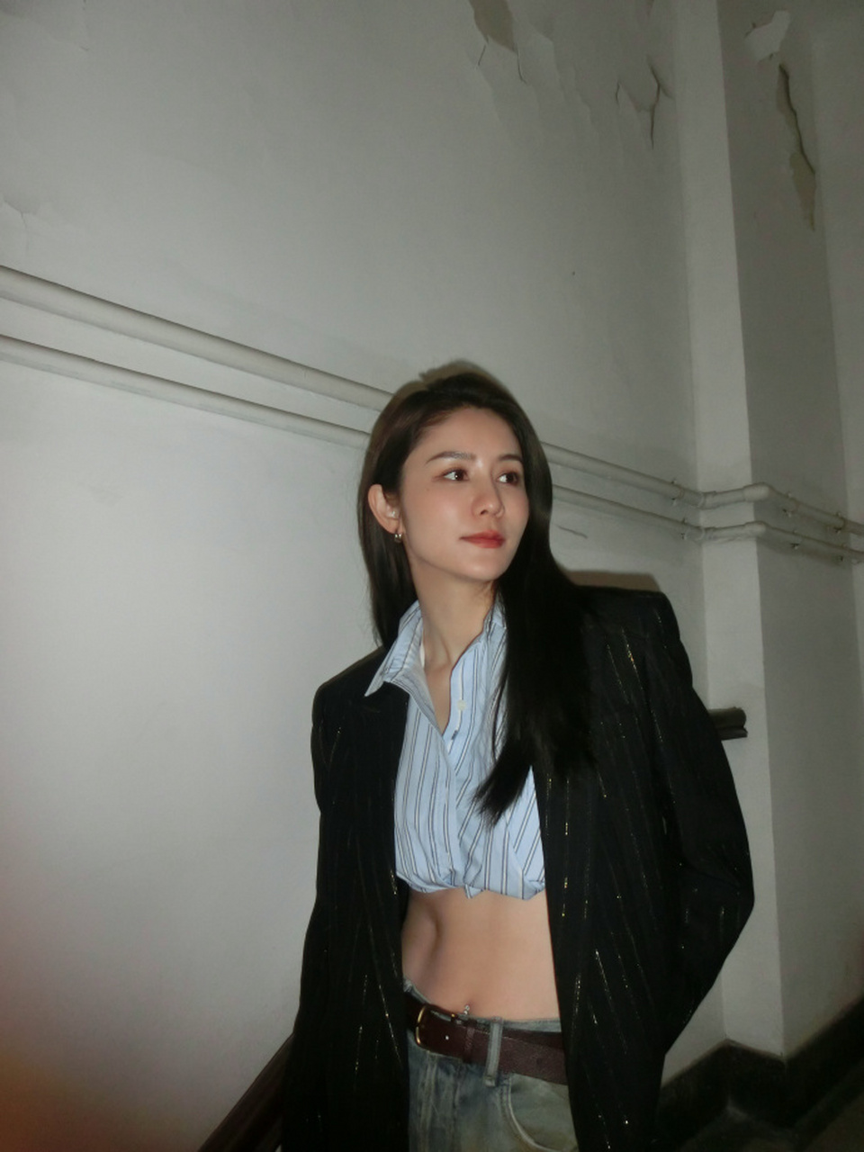 林峰老婆最新摆拍,70年代西服加后厨油点裤子,最隔应的是脐环.