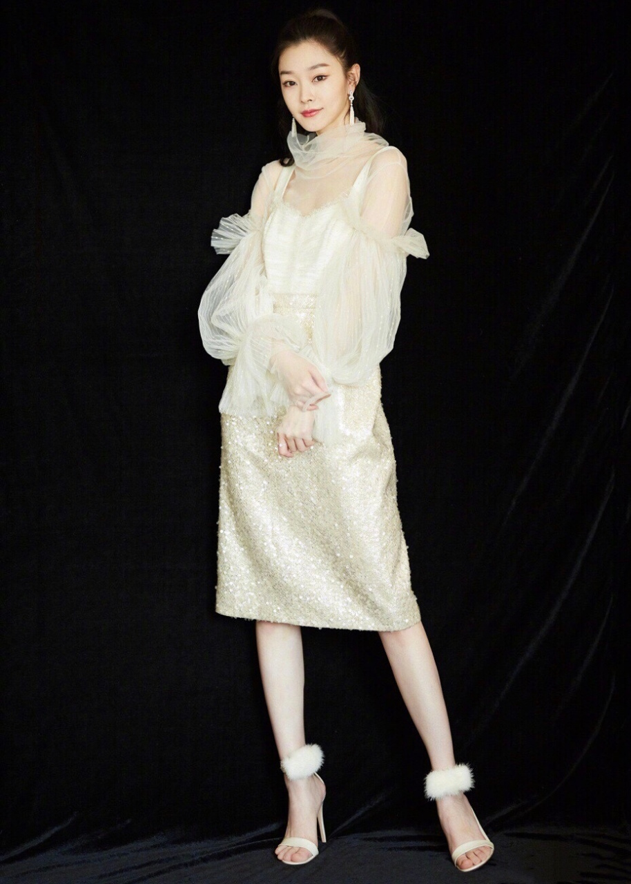 宋轶高跟凉鞋,如同夏日的微风,轻柔而美丽.