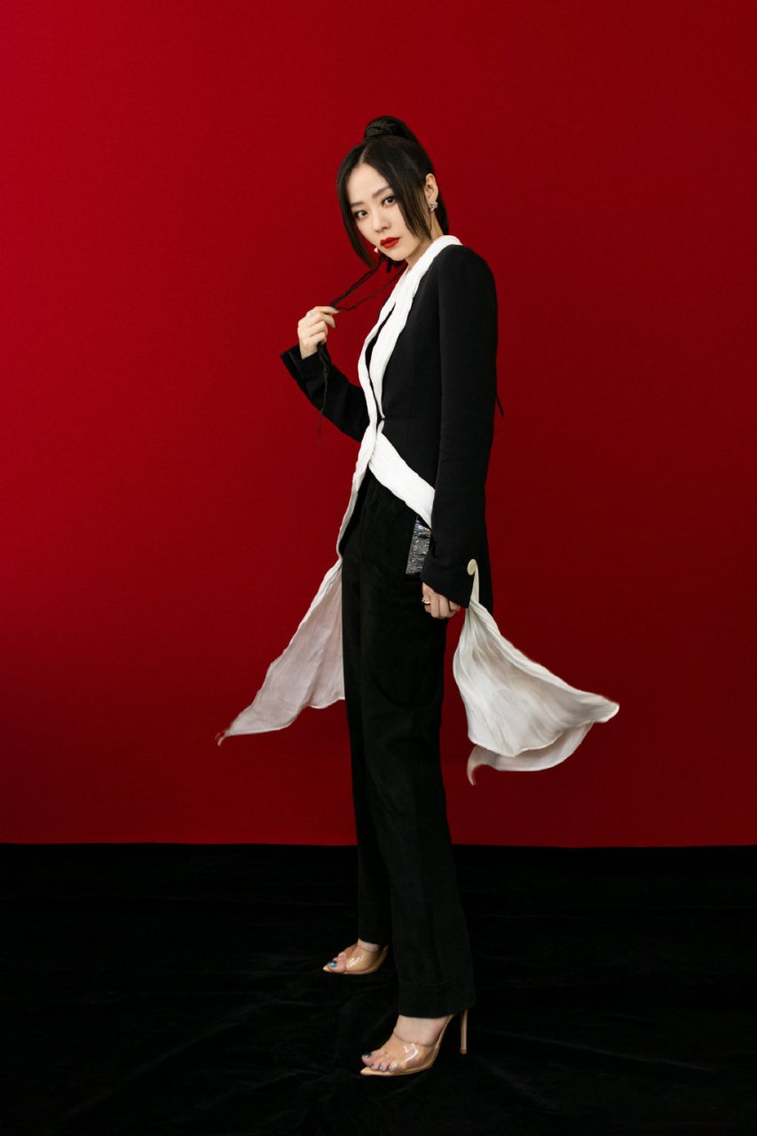 张靓颖透明高跟鞋,步步生花,尽显优雅.