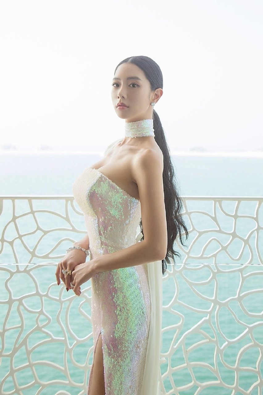 李成敏clara lee,她的美如同春日的花朵,绽放出无限的生机与活力.