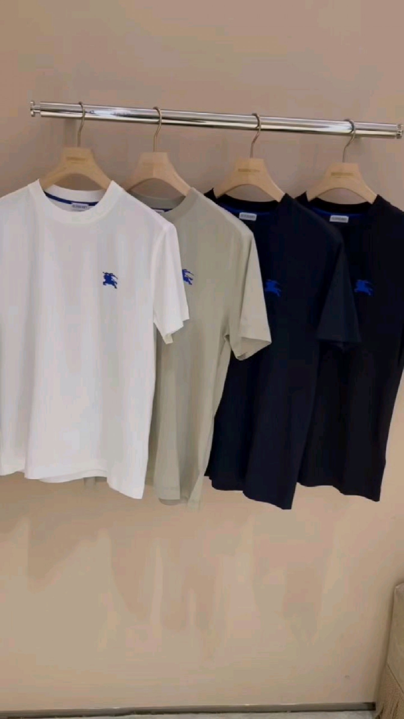 巴宝莉夏季新品短袖t恤展示,小战马logo刺绣,低调且不失奢华