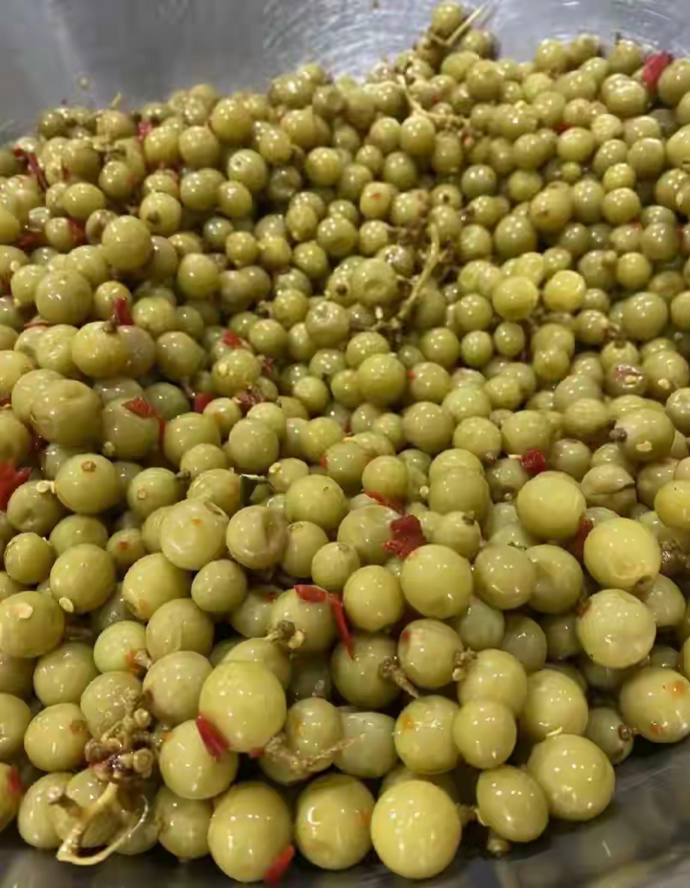 这野果吃起来先苦后甜,广西叫它牛甘果,你们那边叫它什么名字吗?