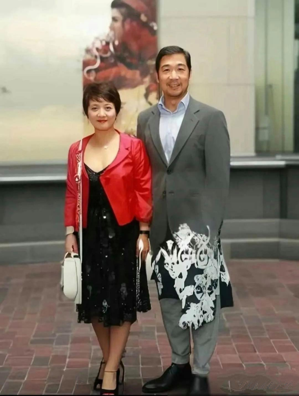张国立和他老婆的合影一出,大家才发现王熙凤竟然这么娇小,158的个头