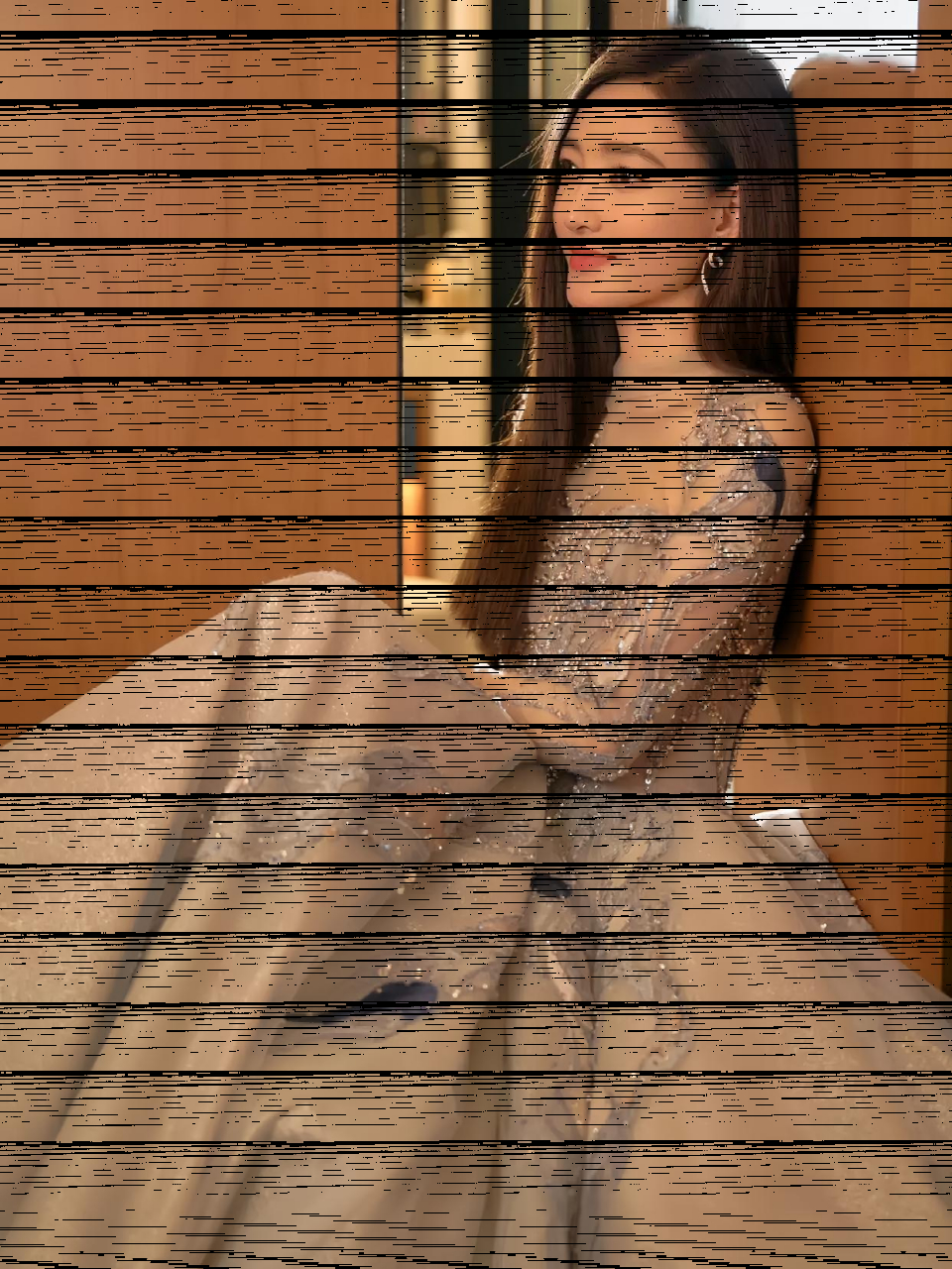 王丽坤身着浅色碎钻礼服裙,光彩照人.