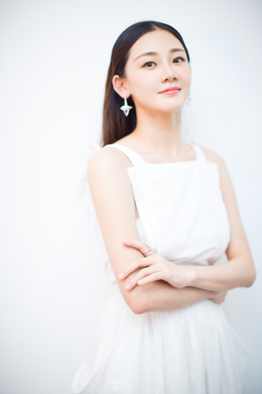 苗苗写真精选,白色长裙柔美迷人,宛如夜空中的月光,温柔而宁静.