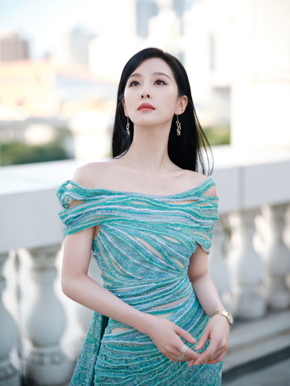 刘诗诗孔雀梦幻蓝,一字露肩礼服,如同梦中的仙境.