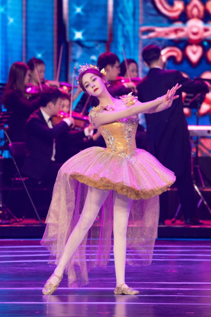 迪丽热巴金色芭蕾舞衣,如同梦中的仙境,美丽动人.