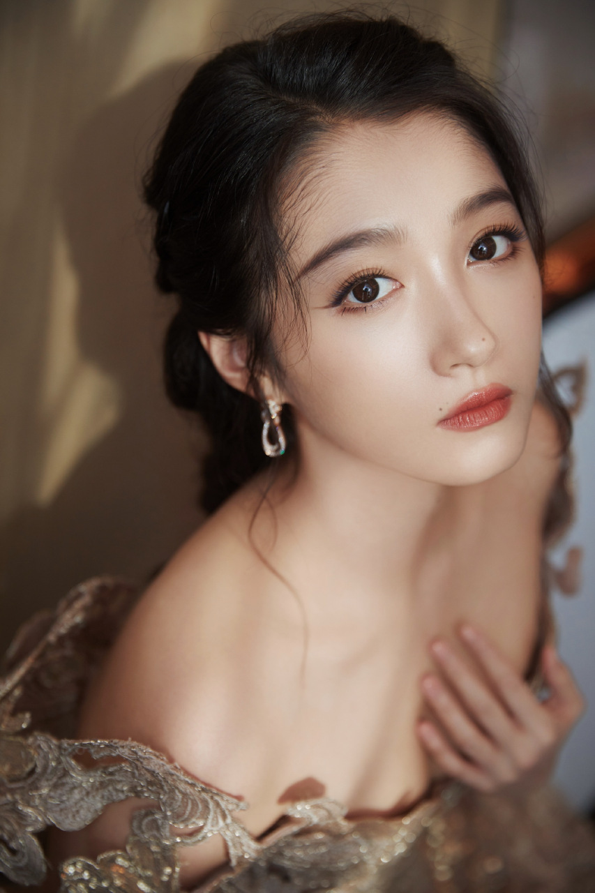 关晓彤金色高定,圣光女神妆,鎏金礼服,如女神降临.