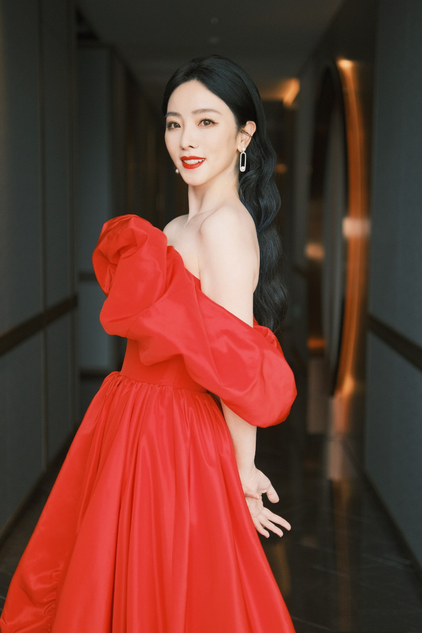 李思思红色长裙,大气优雅,如同秋日的夕阳.