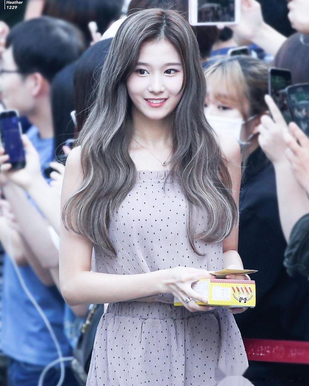 凑崎纱夏身穿素雅抹胸套裙,轻盈飘逸,灿烂笑容中透出仙气.