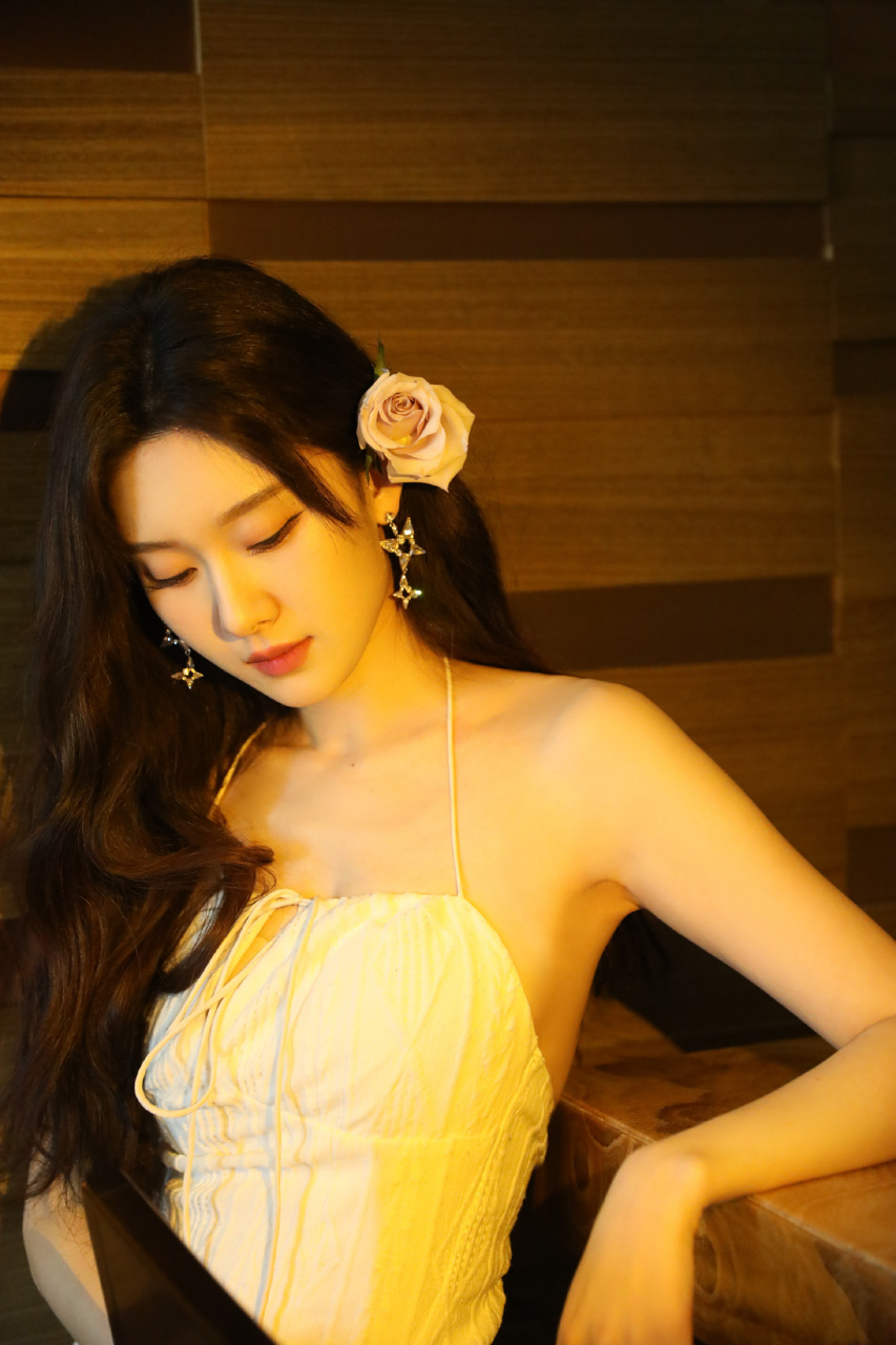 王子璇瑞丽美力大赏,一袭抹胸白裙,如同梦中的仙境.