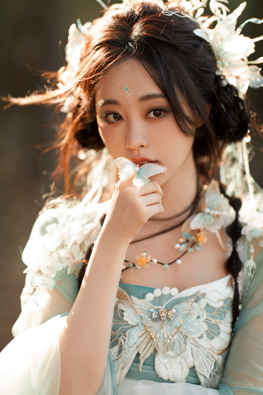 祝绪丹如古风大典中的仙子,麻花辫青衣动人.