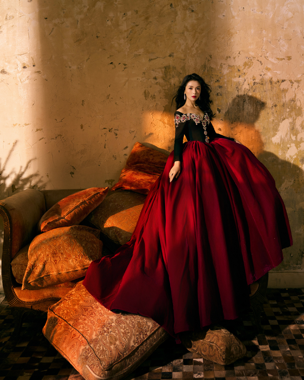 刘涛红丝绒泪痣妆,如同鎏金饰梦,美人芳菲.