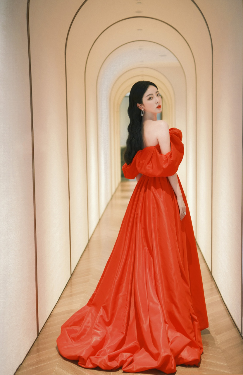李思思红色长裙,大气优雅,如同秋日的夕阳.