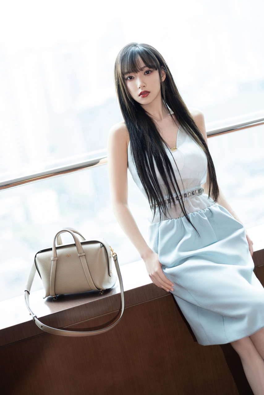 程潇长发写真,清新婉约,如同梦中的仙子.