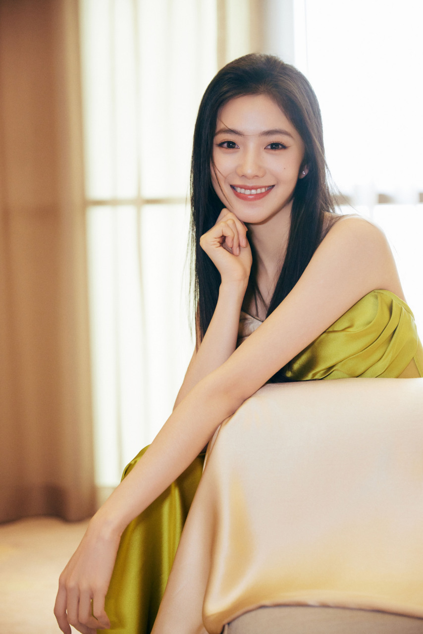 刘浩存绿色长裙,优雅甜美,如同春日的花园.