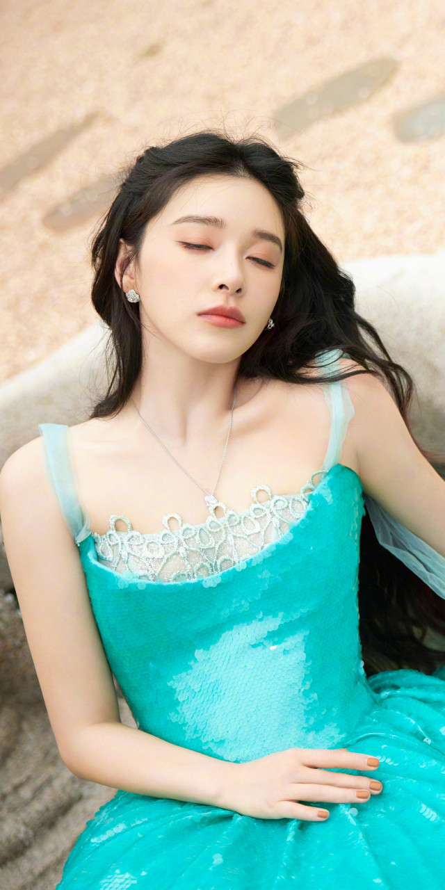 阚清子如海洋的蓝绿,礼服性感迷人.