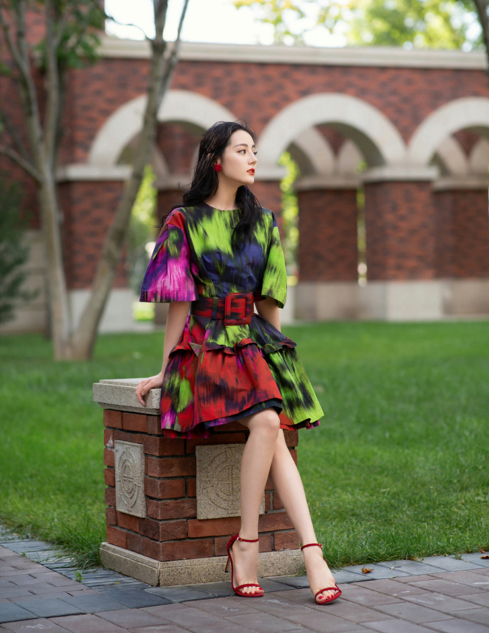 迪丽热巴美丽的彩虹小仙女,如同童话中的仙境.