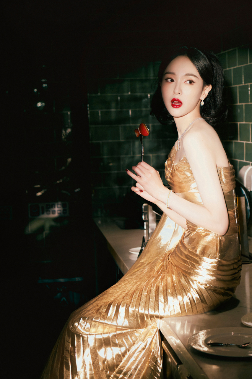 唐嫣的金色礼服,如浪漫的黄昏,绚丽且迷人.